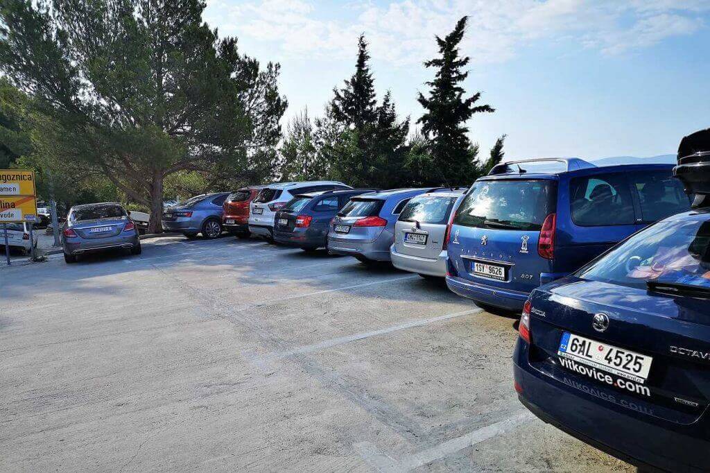 apartments-mira-omis-parking