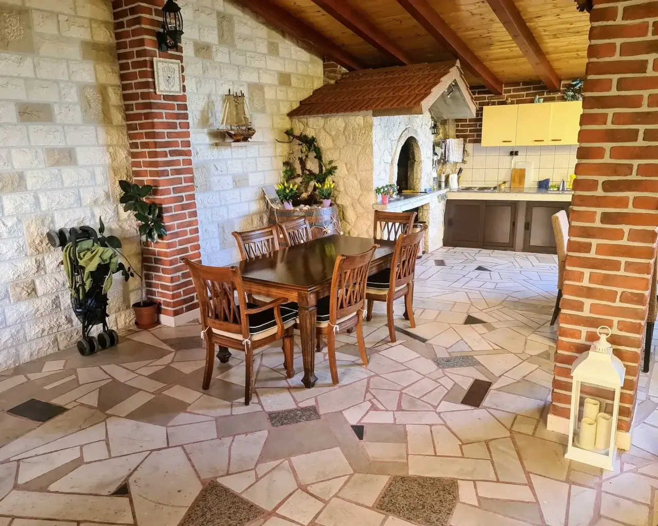 "Zajednička terasa Apartments Mira idealna za druženje"